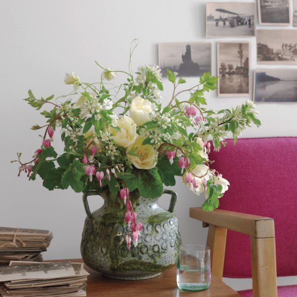 Faça um arranjo de flores delicado para sua casa! Como fazer um arranjo de flores