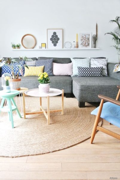 Que tal essa sala com um tapete redondo? Decoração com tapete redondo