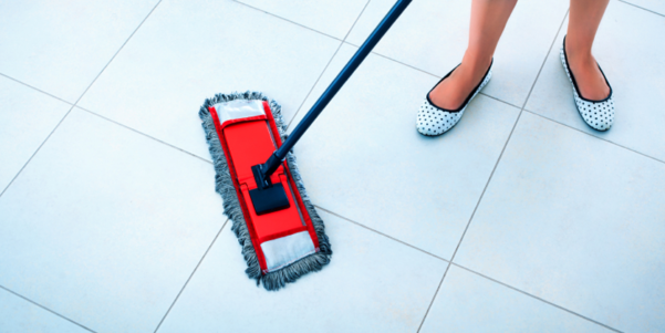Como fazer a limpeza de piso branco? Limpeza de pisos brancos