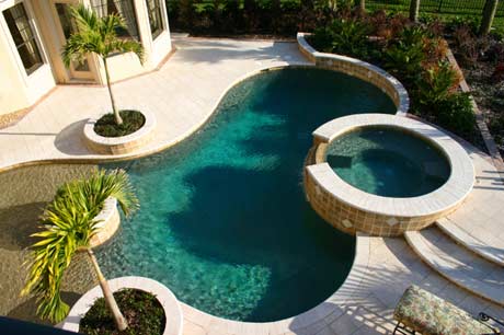 Decidindo entre hidromassagem e piscina