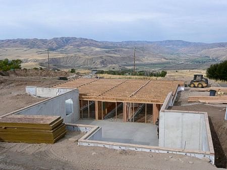 Estrutura de porão para construção de casa