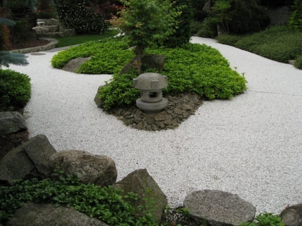 Jardim de pedras com cascalho