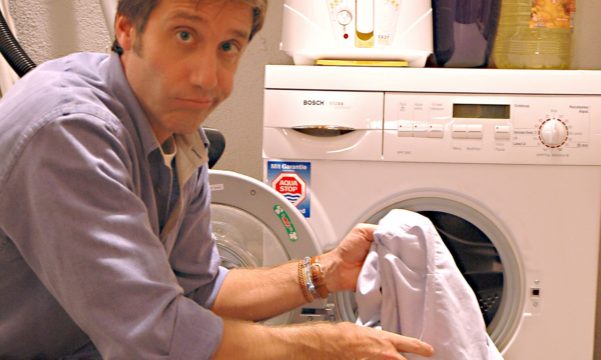 Como separar roupas para lavar e passar