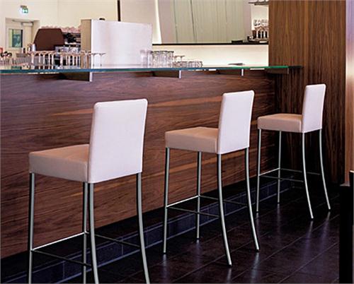 Banquetas com suporte para as costas