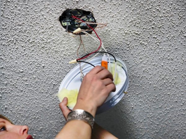 Instalação de luz no teto