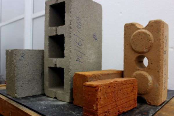 Blocos de concreto e tijolos